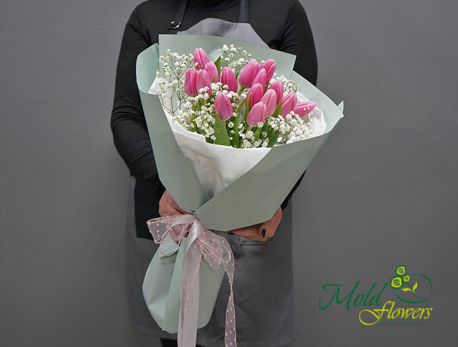 Букет с розовыми тюльпанами и гипсофилой Фото